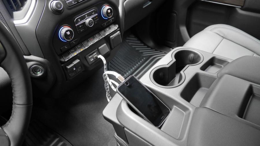 Детали интерьера Chevrolet Silverado LTZ Duramax Crew Cab 2019 года  (фото 30 из 32)